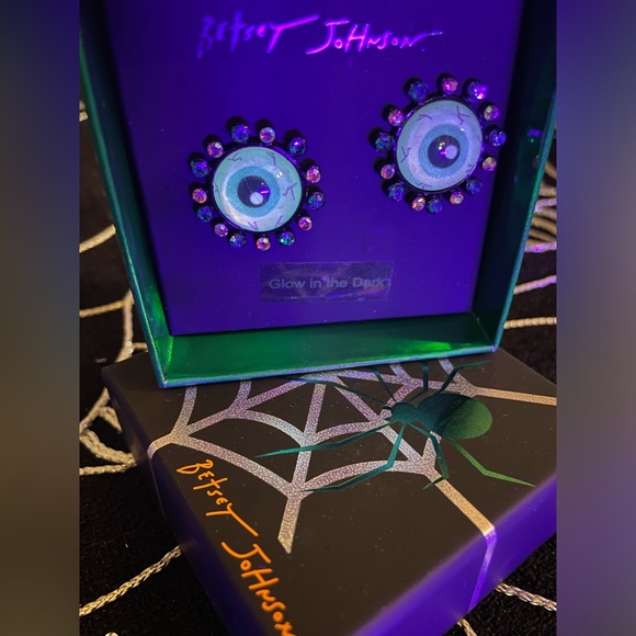 BETSEY JOHNSON NIB Glow In The Dark CREEP IT REAL Eyeball Halloween Earrings - Picture 7 of 10